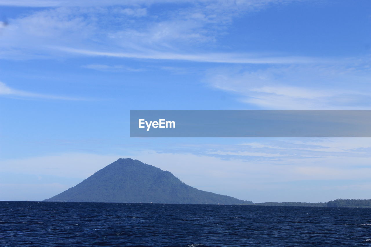 SCENIC VIEW OF SEA AND MOUNTAIN AGAINST SKY