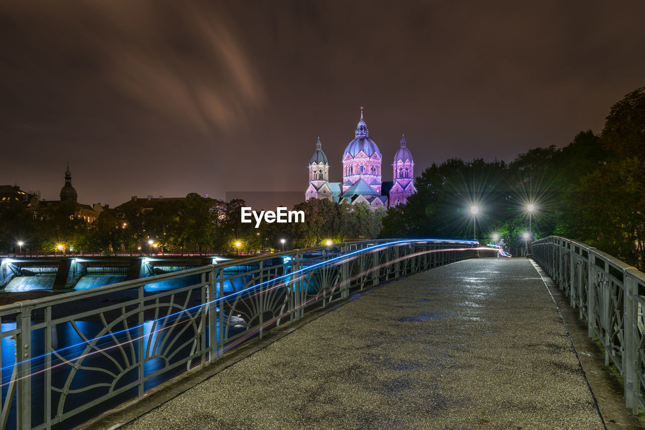 ILLUMINATED TEMPLE BRIDGE AGAINST SKY AT NIGHT