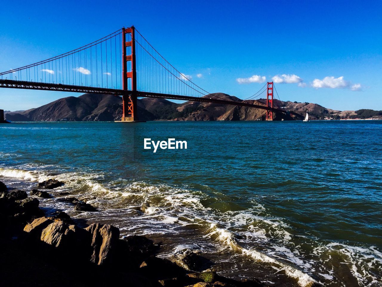 VIEW OF GOLDEN GATE BRIDGE OVER SEA