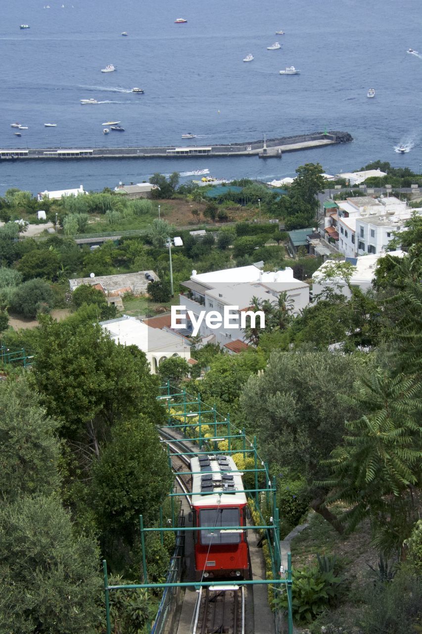 HIGH ANGLE VIEW OF TOWNSCAPE BY BEACH