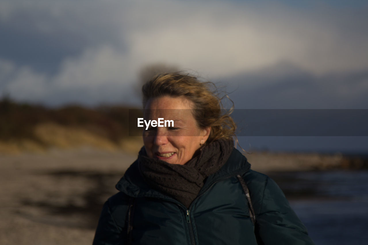 PORTRAIT OF SMILING WOMAN IN WINTER