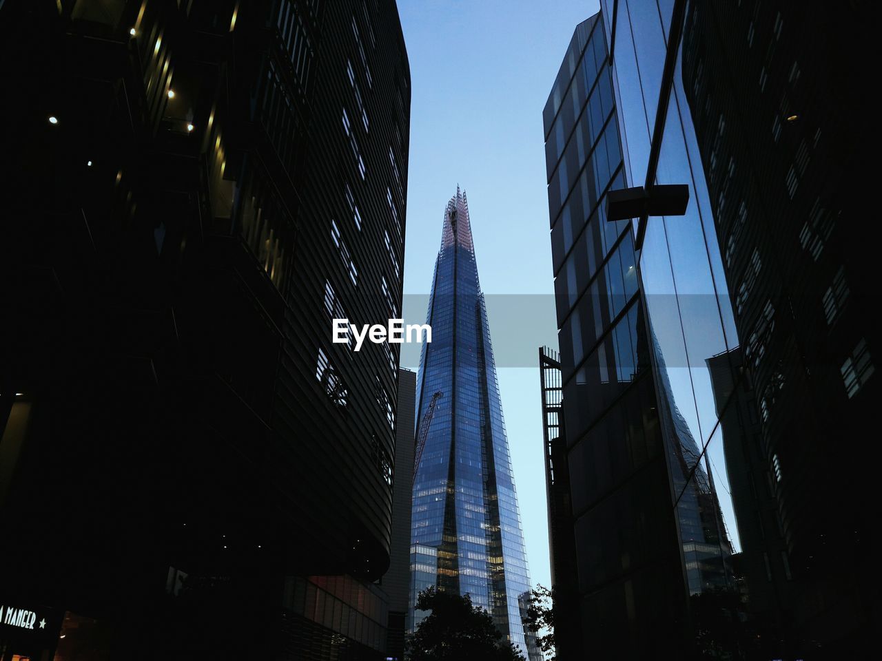 LOW ANGLE VIEW OF MODERN BUILDINGS AGAINST SKY