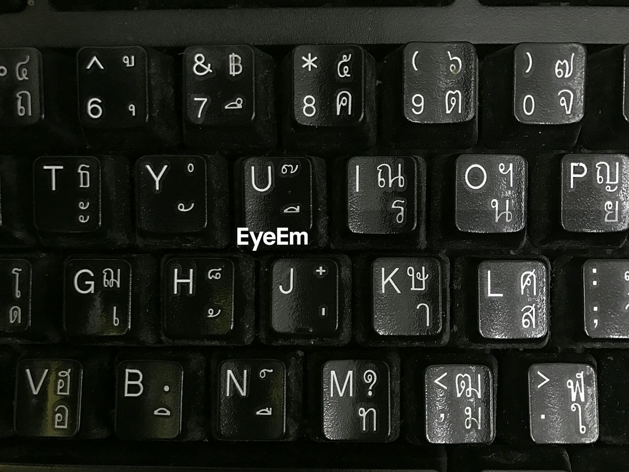 FULL FRAME SHOT OF COMPUTER KEYBOARD AT HOME