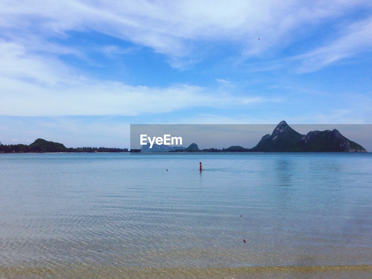 SCENIC VIEW OF SEA AND MOUNTAINS AGAINST SKY