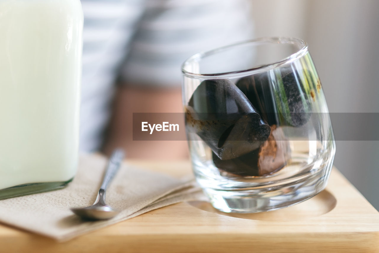 CLOSE-UP OF DRINK IN GLASS