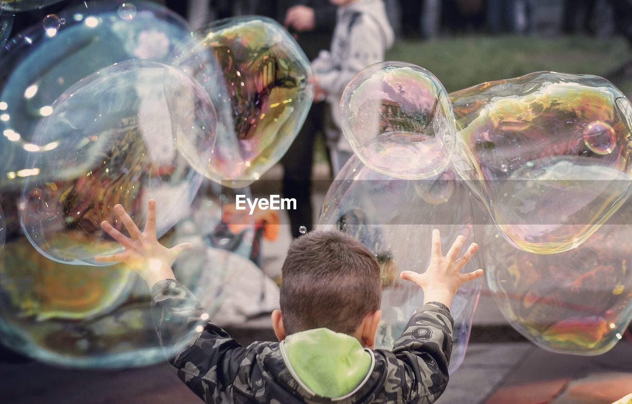 CLOSE-UP OF BUBBLES IN AQUARIUM