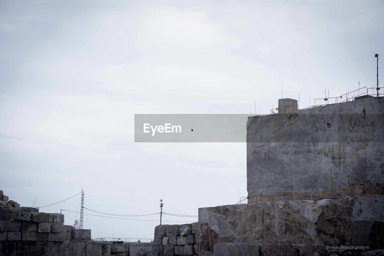 LOW ANGLE VIEW OF A BUILDING AGAINST SKY