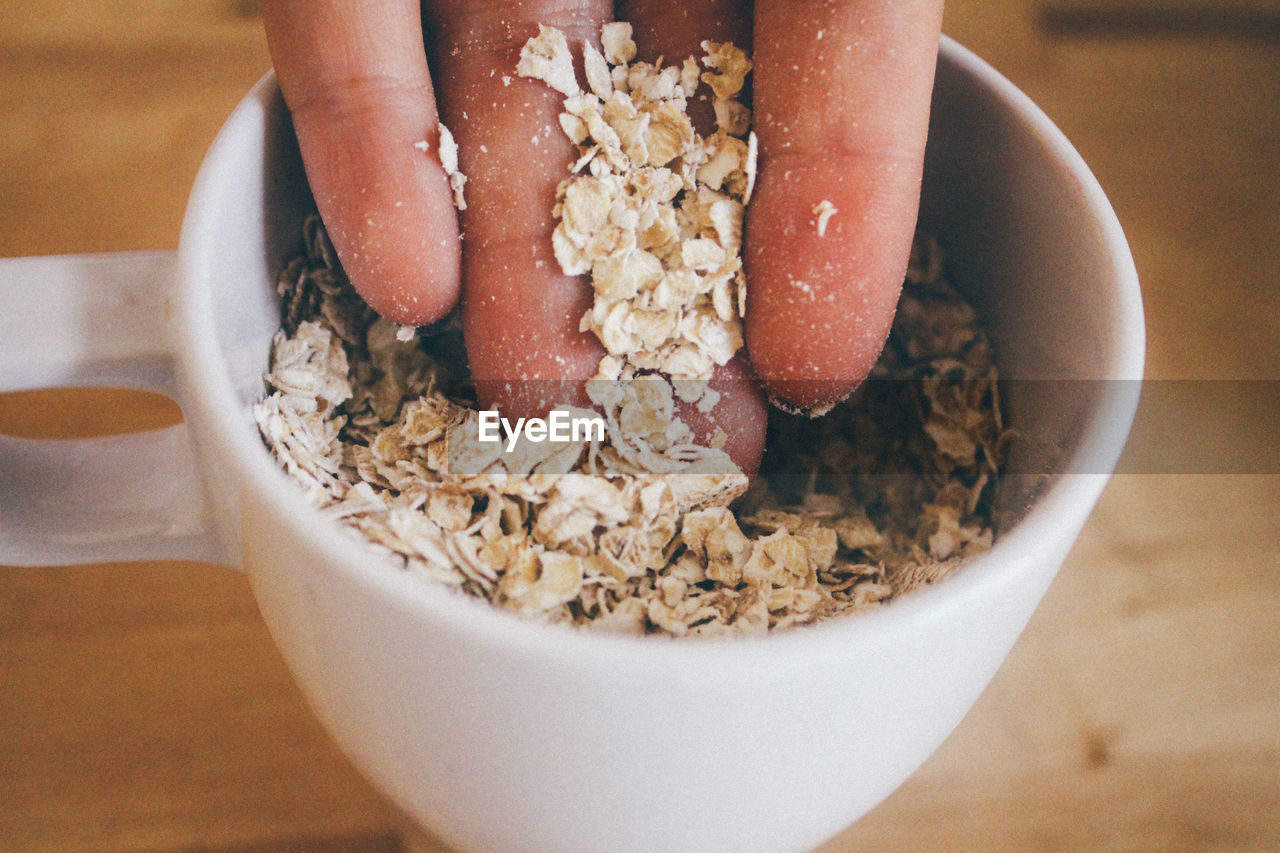 CROPPED IMAGE OF PERSON EATING FOOD