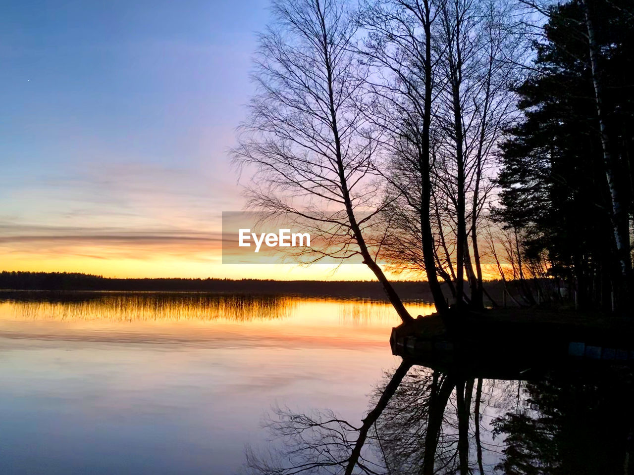 SCENIC VIEW OF LAKE AGAINST SKY DURING SUNSET