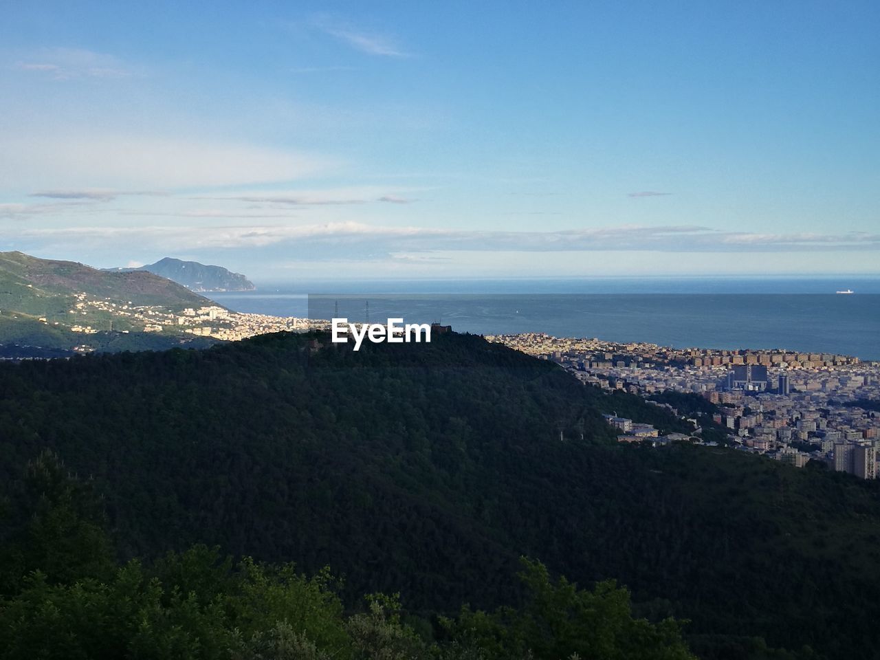 HIGH ANGLE VIEW OF CITYSCAPE AGAINST SKY