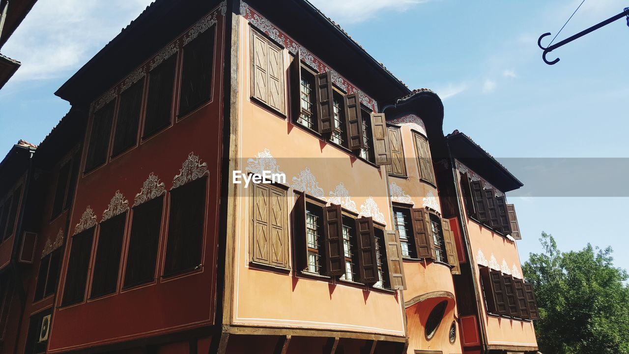 LOW ANGLE VIEW OF RESIDENTIAL BUILDING AGAINST SKY