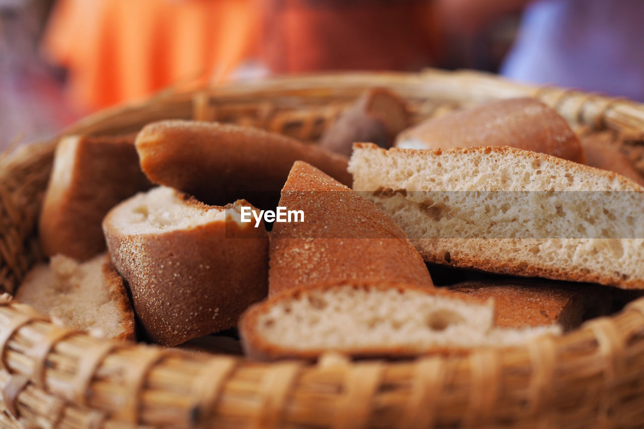 A full basket with the baguettes