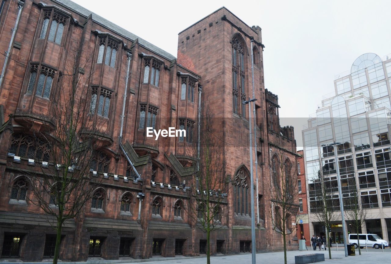 LOW ANGLE VIEW OF BUILDINGS IN CITY