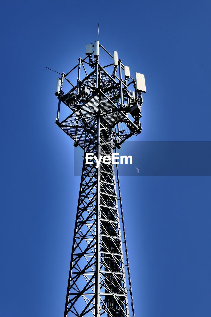 LOW ANGLE VIEW OF COMMUNICATIONS TOWER AGAINST CLEAR SKY