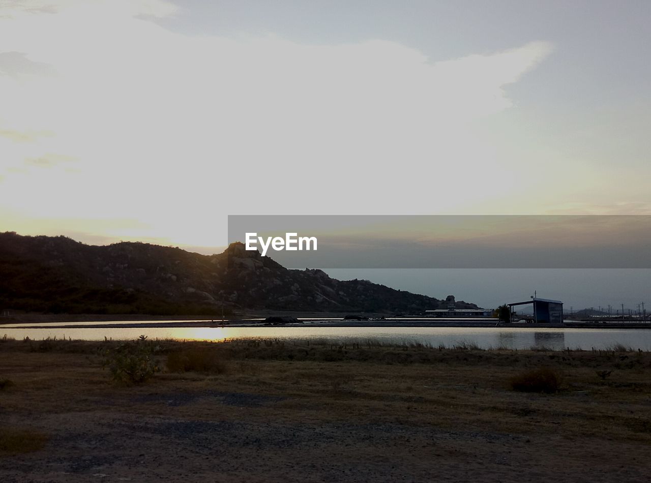 SCENIC VIEW OF LAKE BY MOUNTAINS AGAINST SKY