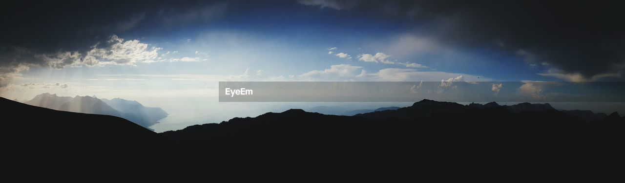 PANORAMIC VIEW OF SILHOUETTE MOUNTAIN AGAINST SKY AT NIGHT