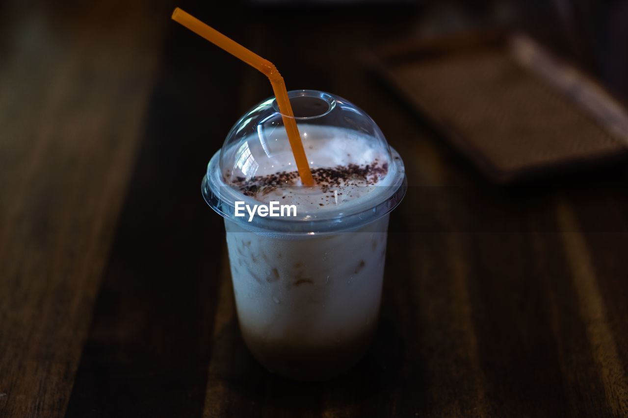 CLOSE-UP OF COFFEE IN CUP ON TABLE