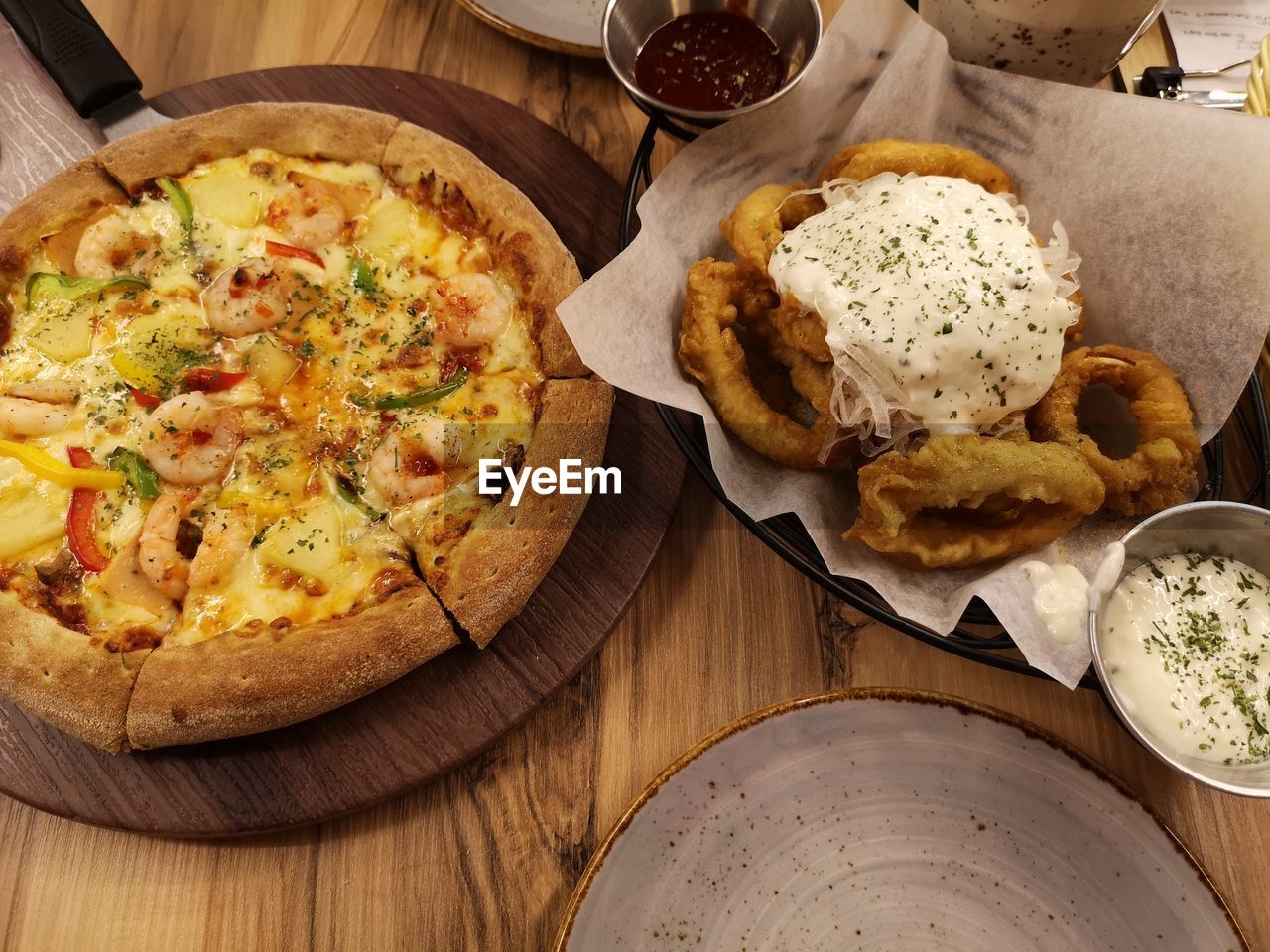 HIGH ANGLE VIEW OF PIZZA ON TABLE