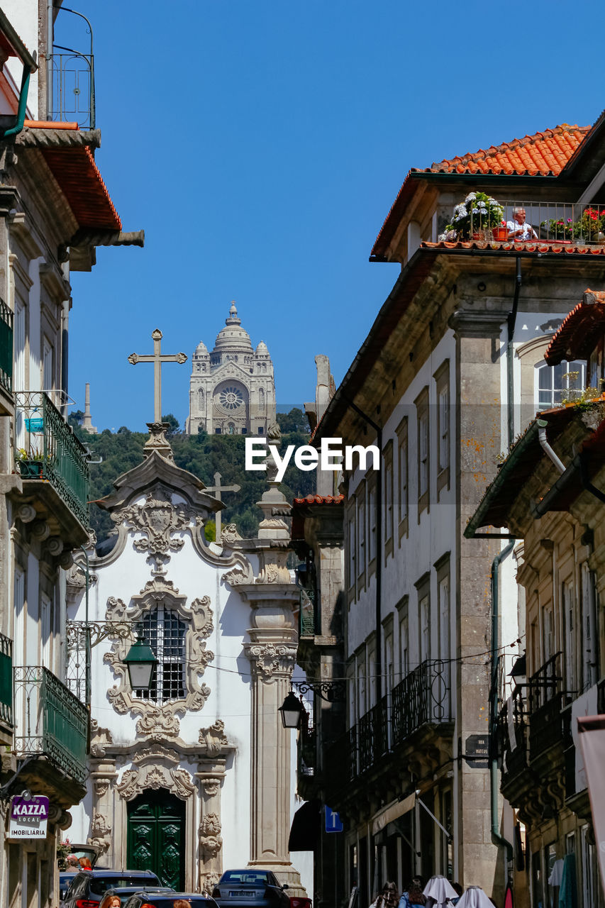 LOW ANGLE VIEW OF BUILDINGS IN CITY AGAINST SKY