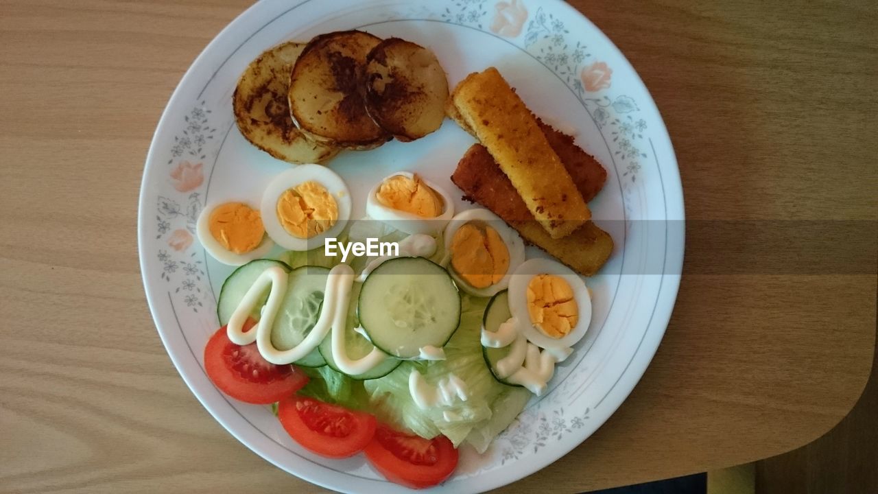 HIGH ANGLE VIEW OF BREAKFAST SERVED ON PLATE