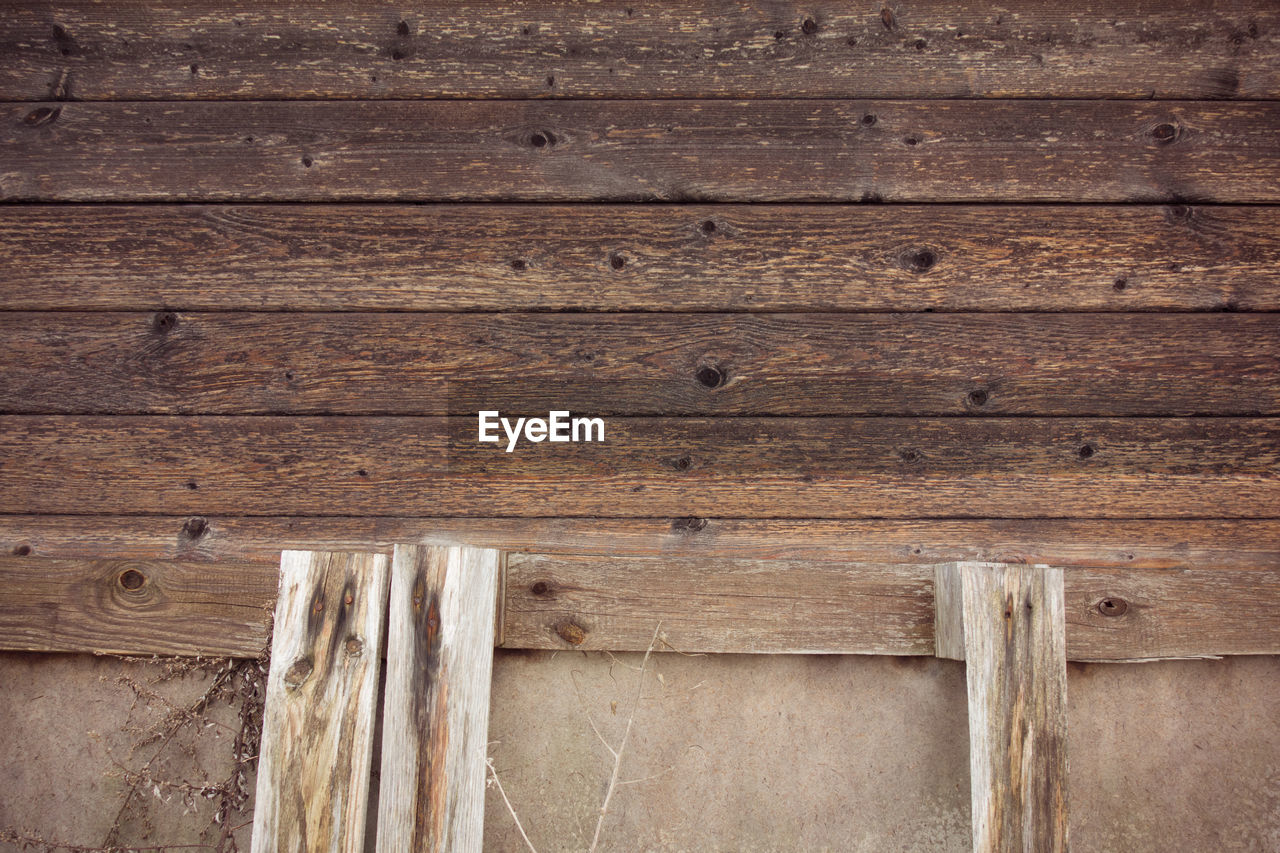 CLOSE-UP OF WOODEN WALL