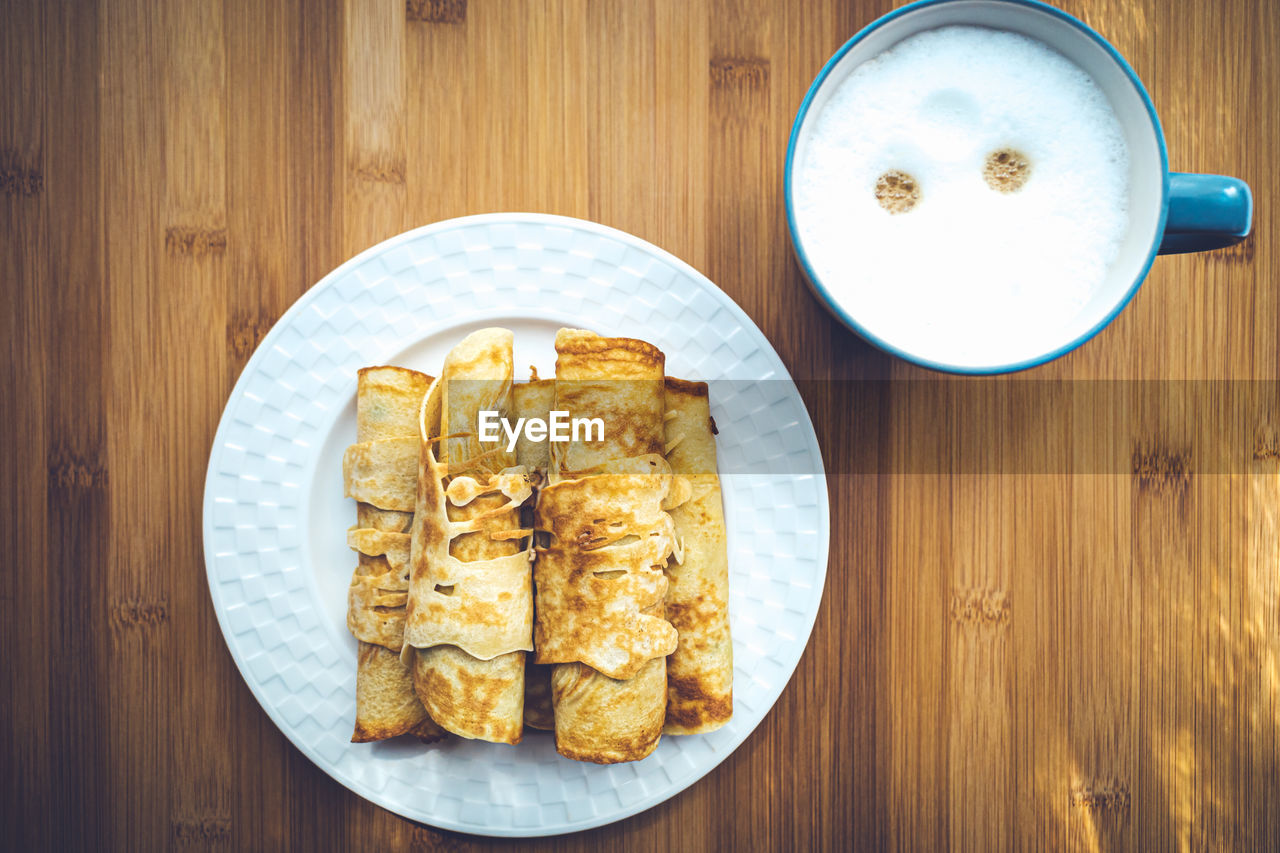 HIGH ANGLE VIEW OF BREAKFAST IN PLATE