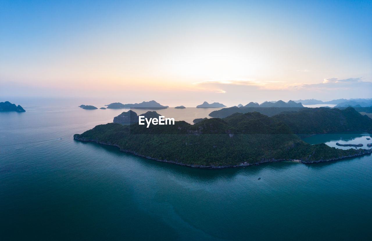 SCENIC VIEW OF SEA AND MOUNTAINS AGAINST SKY