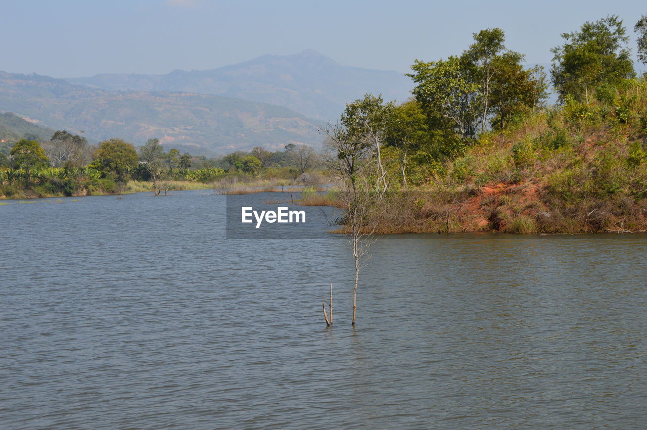 SCENIC VIEW OF LAKE AGAINST MOUNTAIN