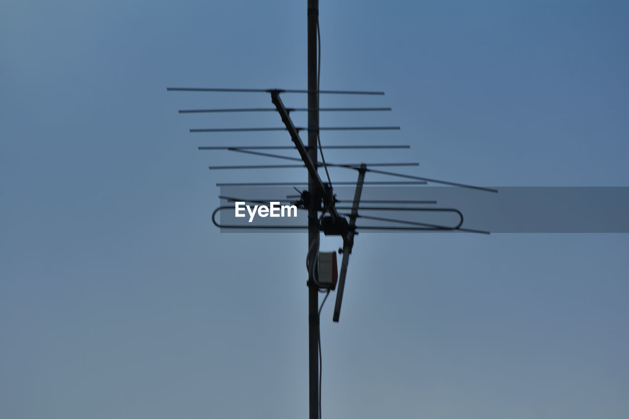television antenna, technology, wind, line, sky, mast, electronic device, antenna, low angle view, clear sky, no people, communication, electricity, machine, nature, day, street light, lighting, cable, blue, overhead power line, power generation, telecommunications equipment, outdoors, copy space, wind turbine, pole