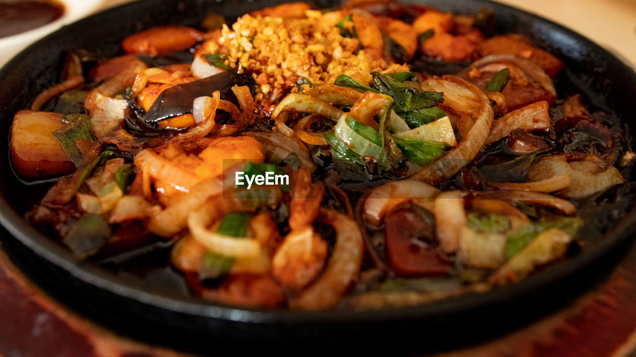 HIGH ANGLE VIEW OF SEAFOOD IN CONTAINER