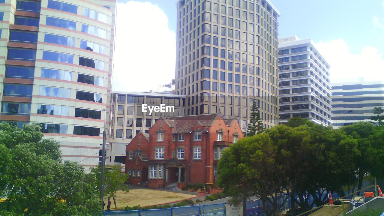 VIEW OF BUILDINGS IN CITY