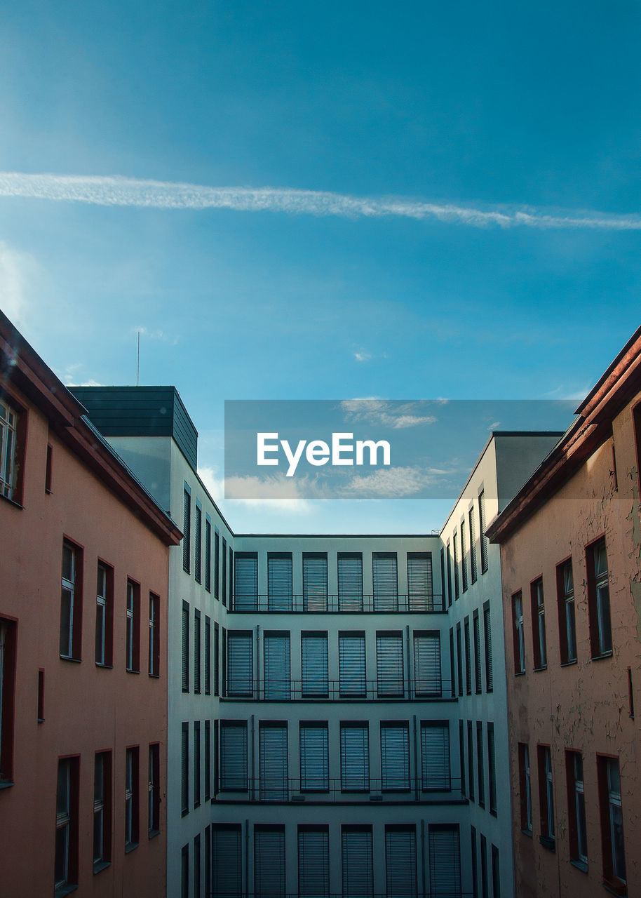 LOW ANGLE VIEW OF BUILDINGS IN CITY AGAINST SKY