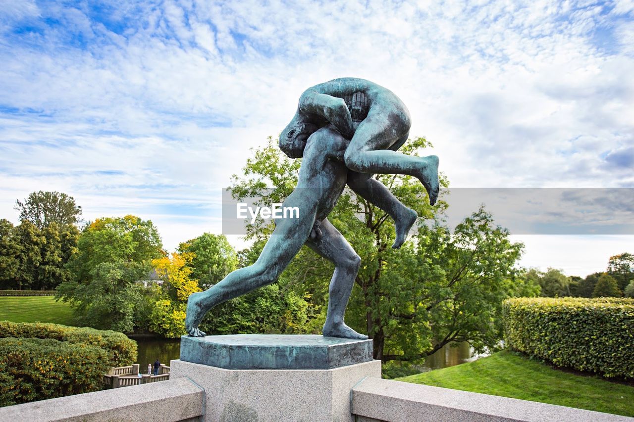 LOW ANGLE VIEW OF SCULPTURE IN PARK