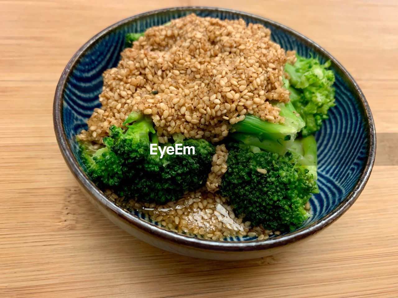 HIGH ANGLE VIEW OF FOOD IN BOWL ON TABLE