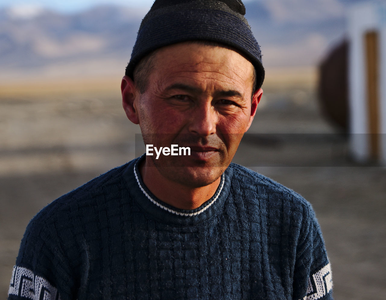 PORTRAIT OF MATURE MAN WEARING HAT OUTDOORS