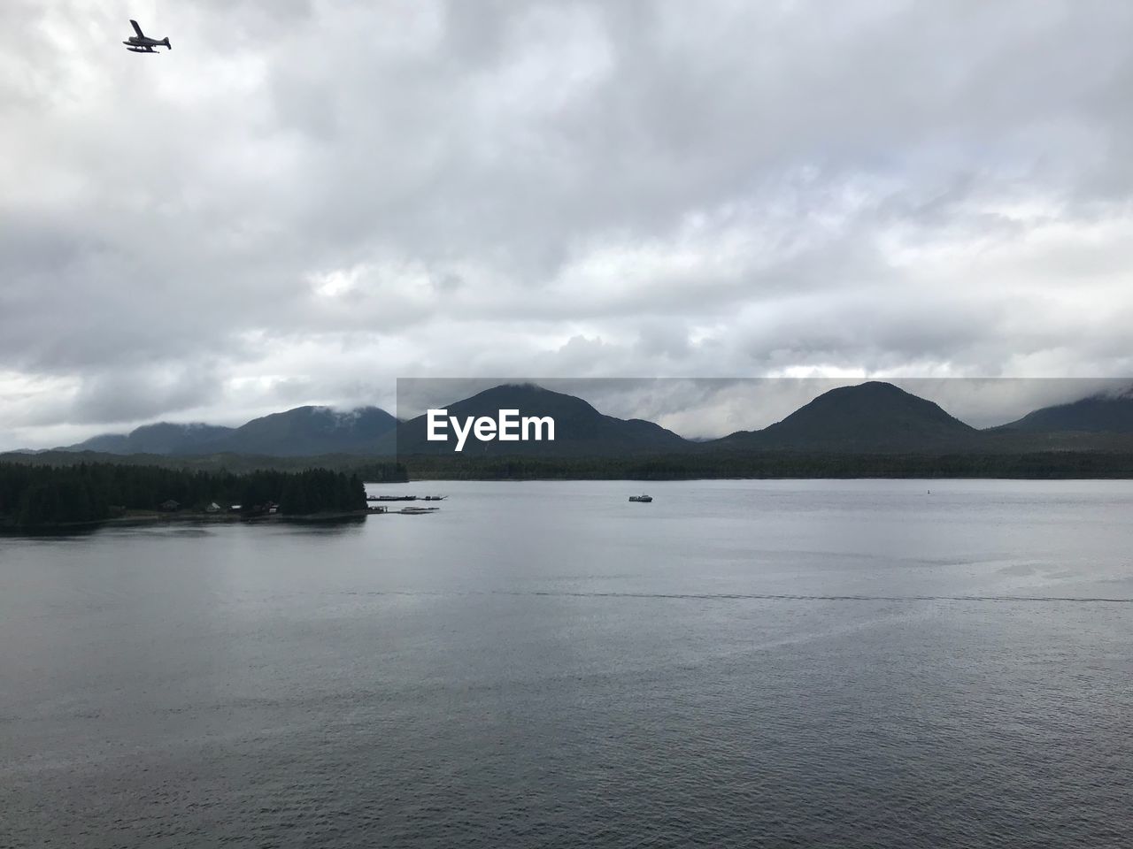 SCENIC VIEW OF SEA AND MOUNTAIN AGAINST SKY