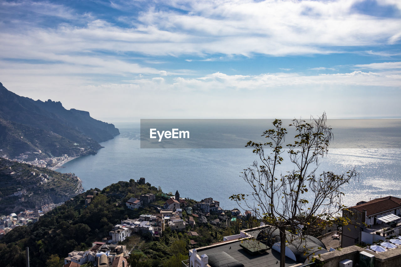 HIGH ANGLE VIEW OF TOWNSCAPE BY SEA