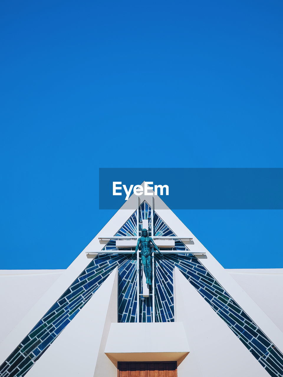 LOW ANGLE VIEW OF FERRIS WHEEL AGAINST BLUE SKY