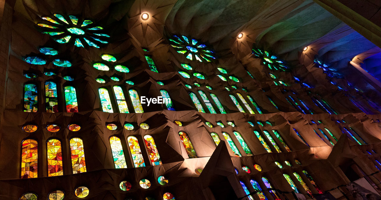 LOW ANGLE VIEW OF ILLUMINATED CEILING IN TEMPLE