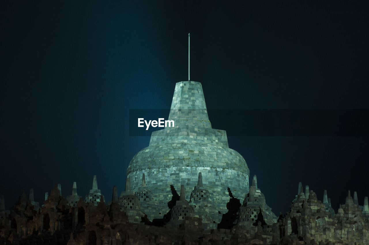 LOW ANGLE VIEW OF TEMPLE BUILDING AGAINST CLEAR SKY