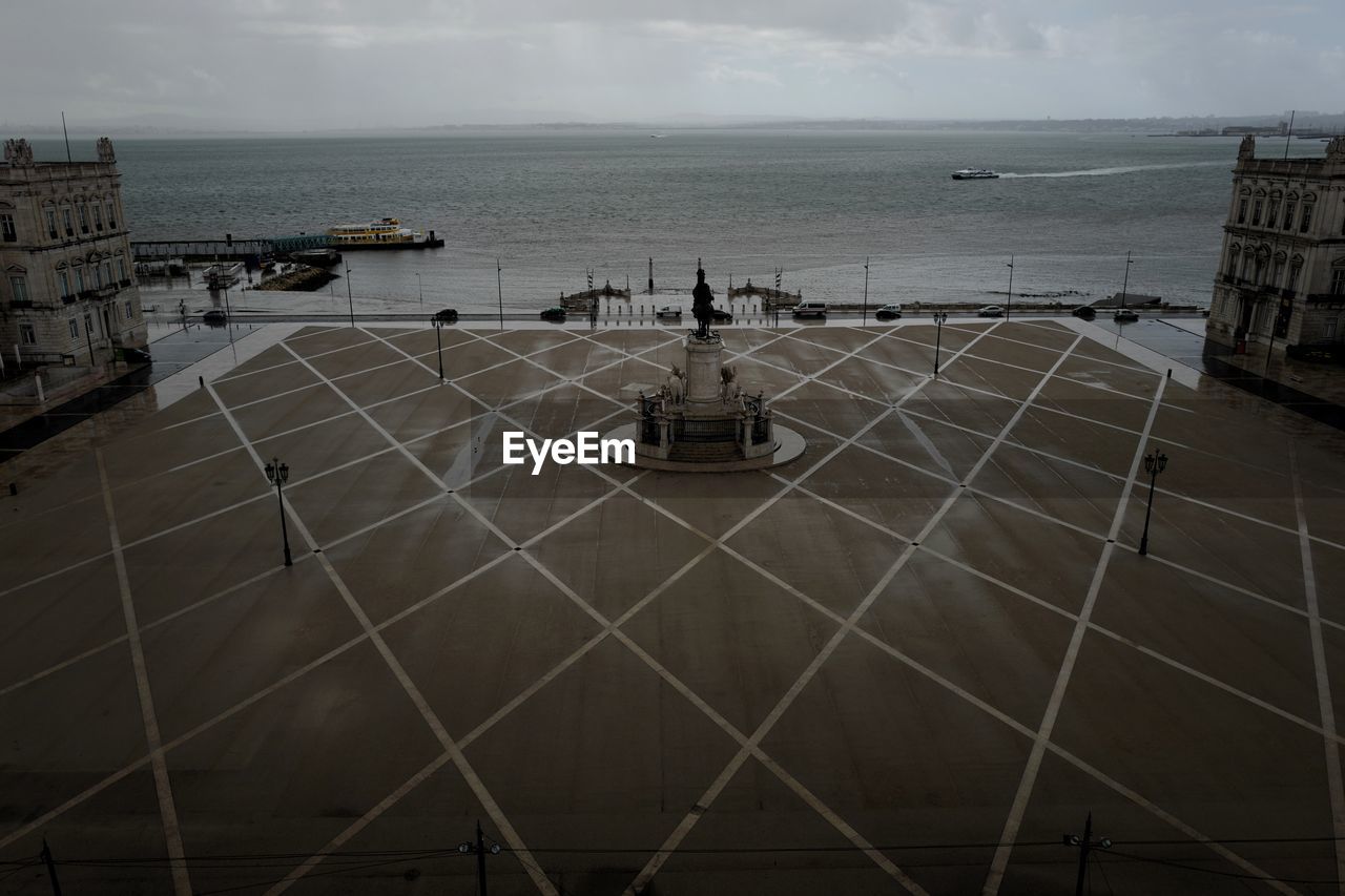 HIGH ANGLE VIEW OF BOATS IN SEA