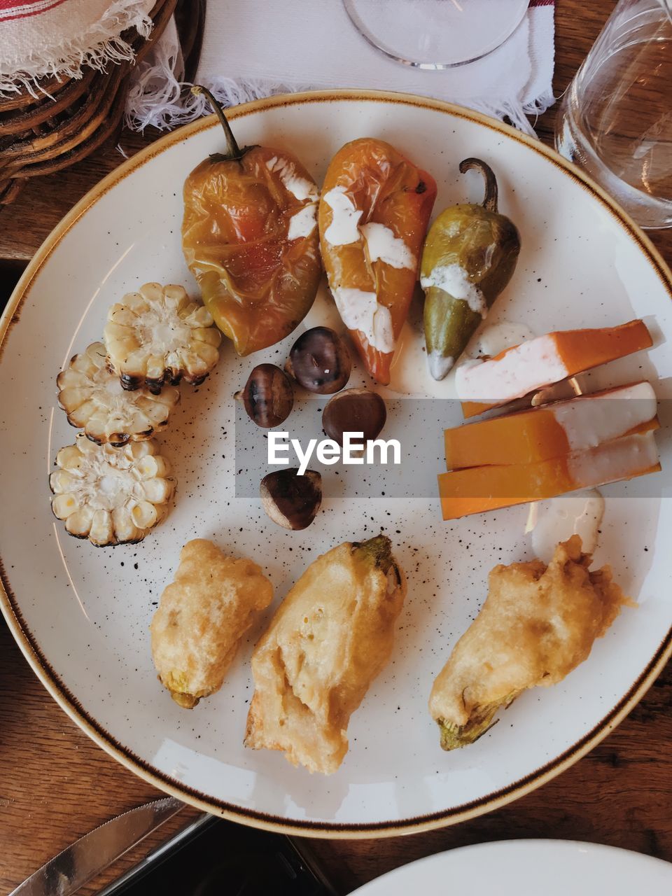 HIGH ANGLE VIEW OF FOOD IN PLATE