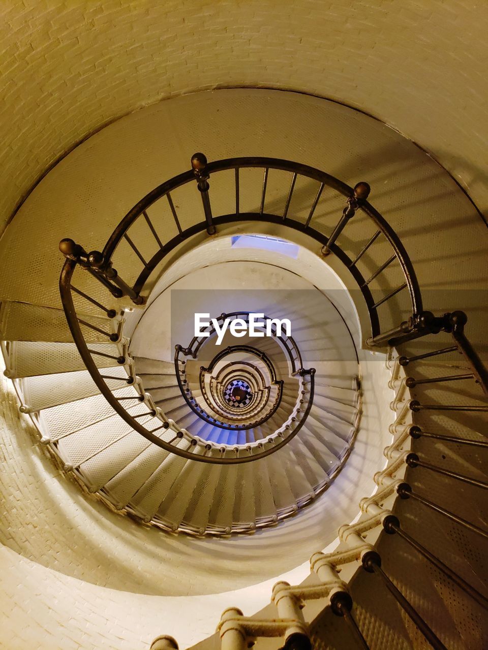 DIRECTLY ABOVE SHOT OF SPIRAL STAIRCASE IN BUILDING