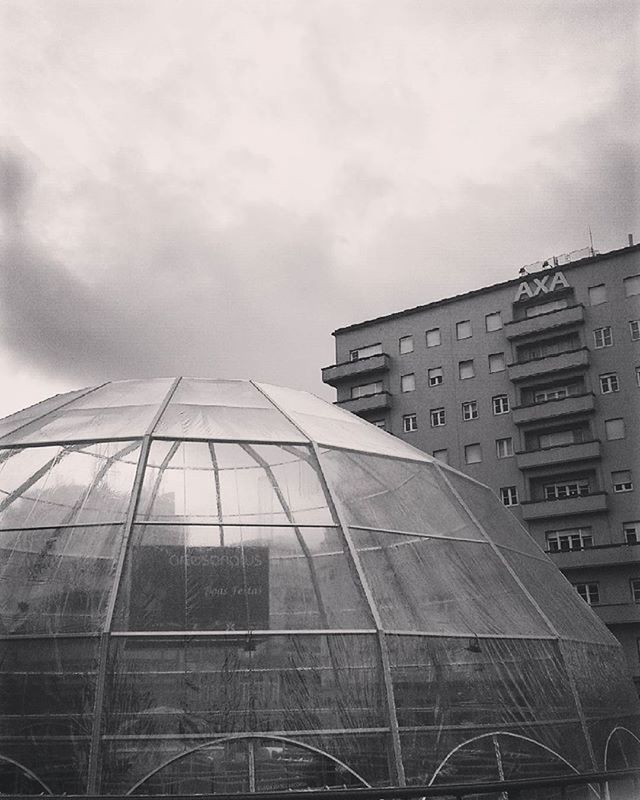 LOW ANGLE VIEW OF MODERN BUILDINGS AGAINST CLOUDY SKY