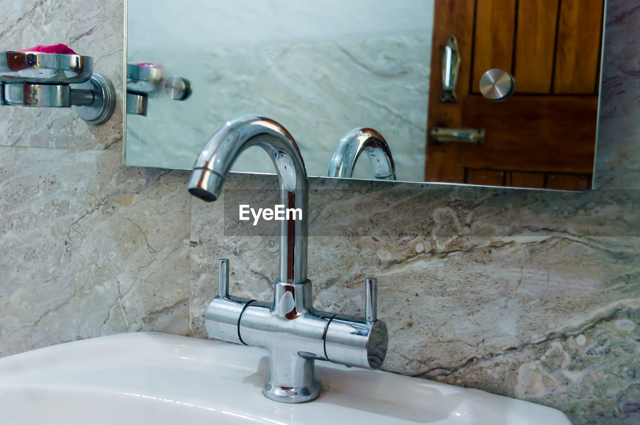 VIEW OF FAUCET IN KITCHEN