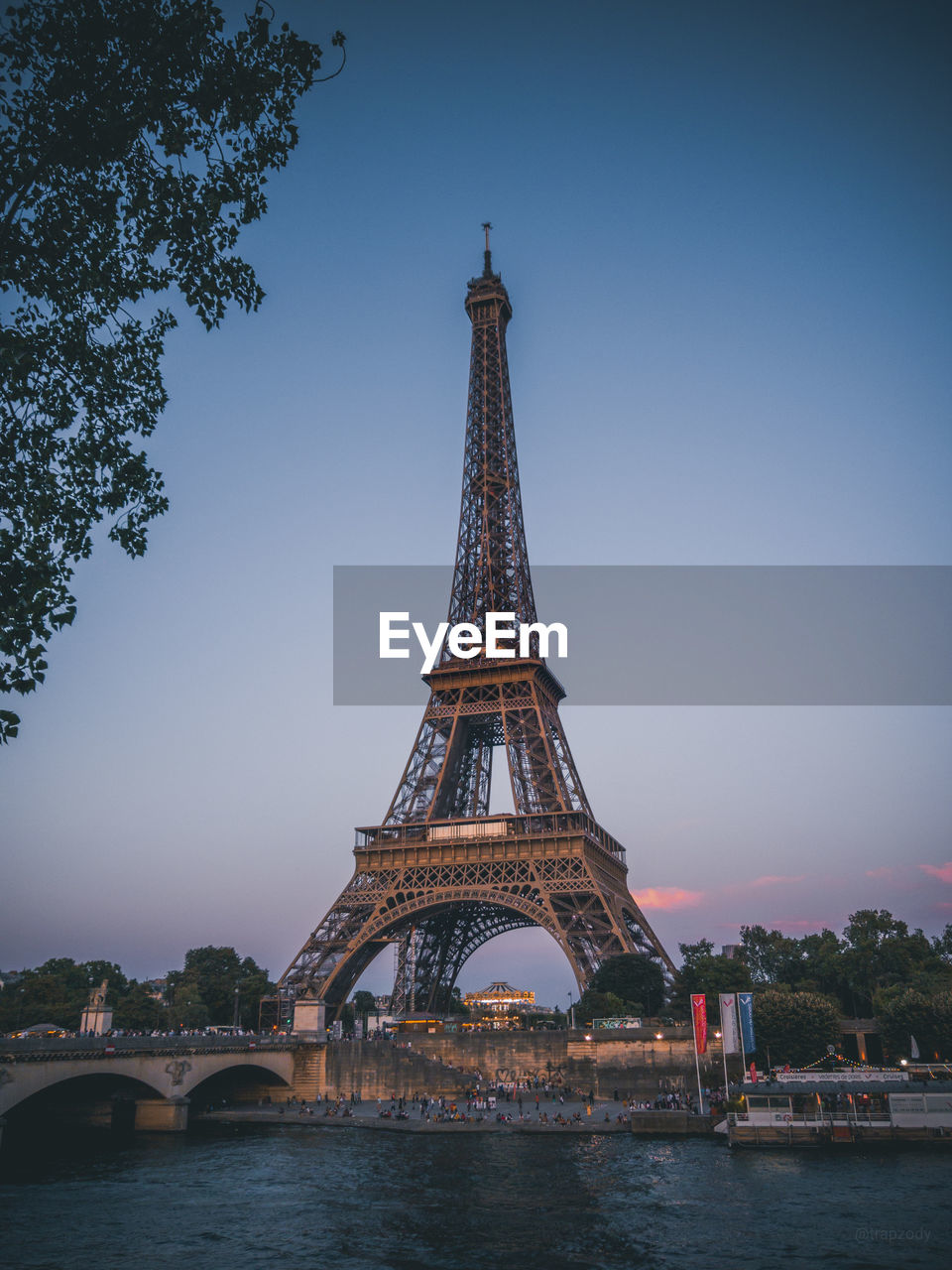 Eiffel tower and river against sky