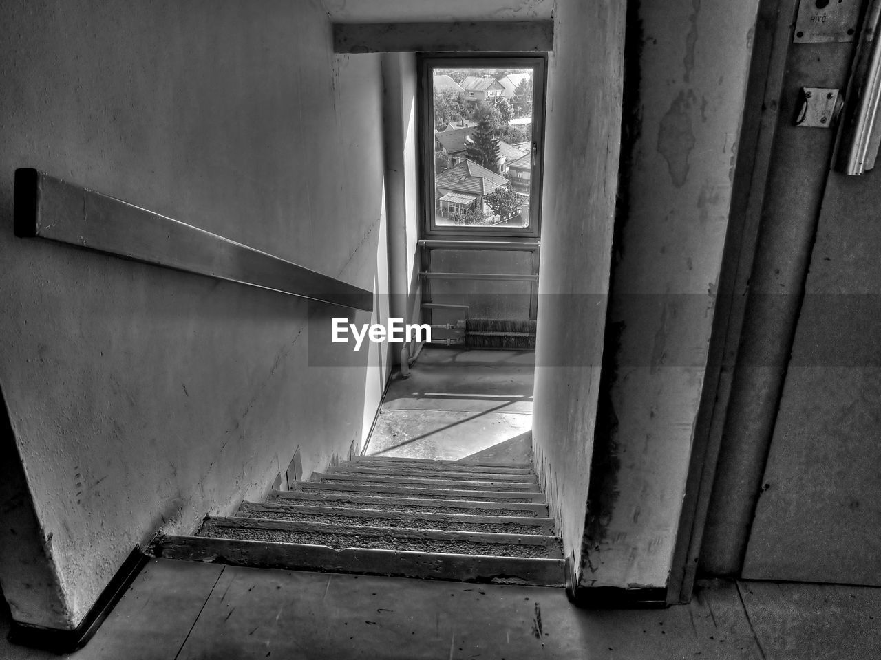 VIEW OF STEPS IN BUILDING