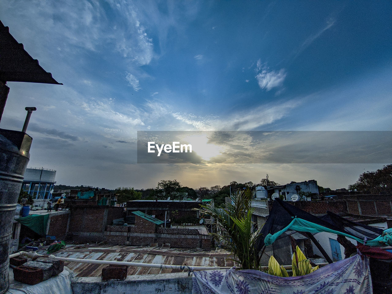 HIGH ANGLE VIEW OF HOUSES AND BUILDINGS AGAINST SKY