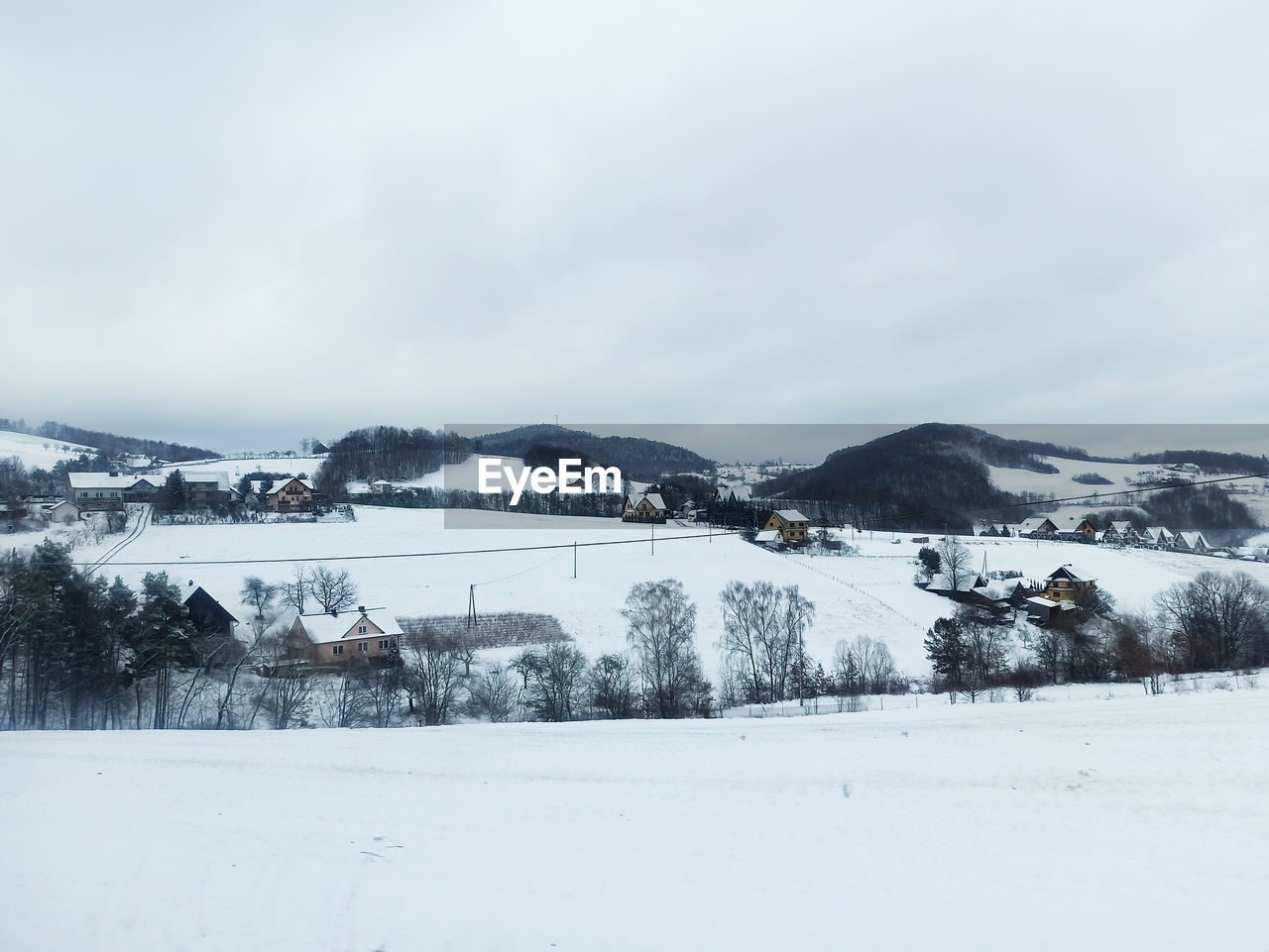 SCENIC VIEW OF SNOWCAPPED MOUNTAIN AGAINST SKY