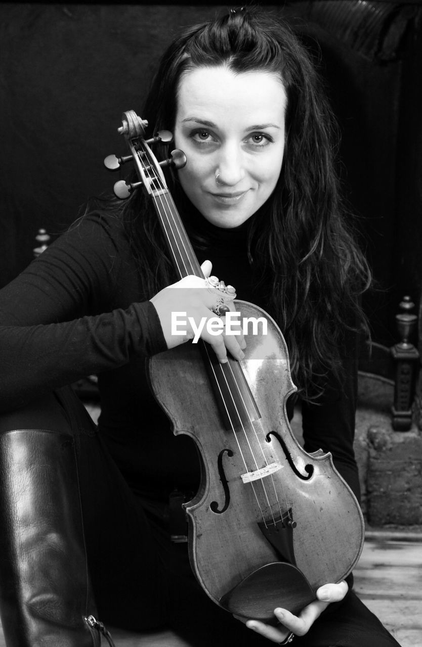 Portrait of young woman with violin